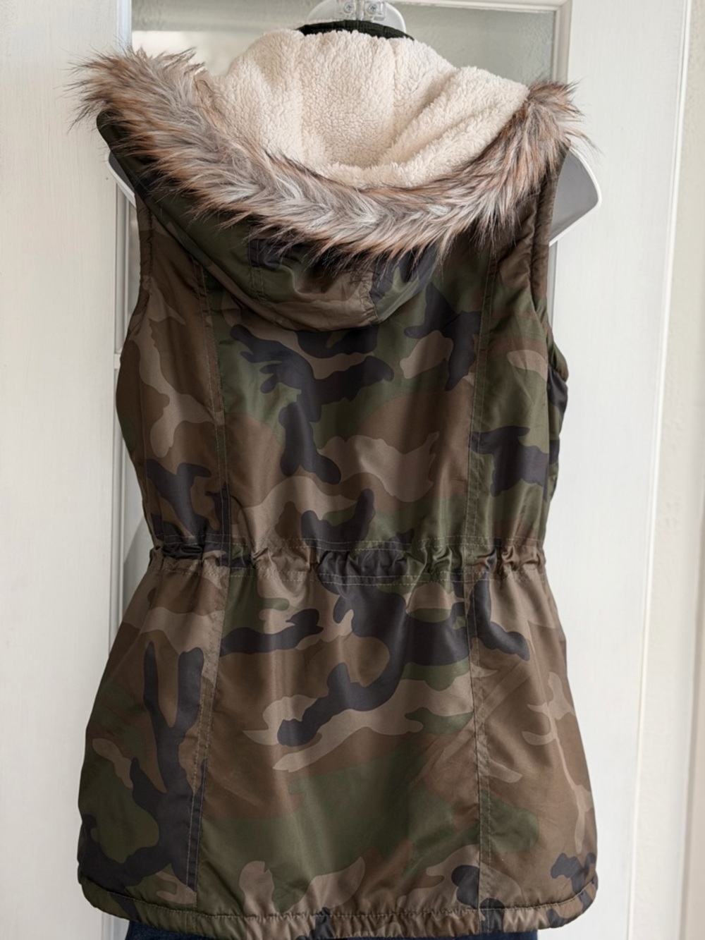 Daytrip Camo Hooded Utility Vest with Faux Fur Trim - Picture 2 of 3